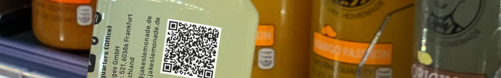 Mann liest mit dem Smartphone eine Flasche Jake's Lemonade aus