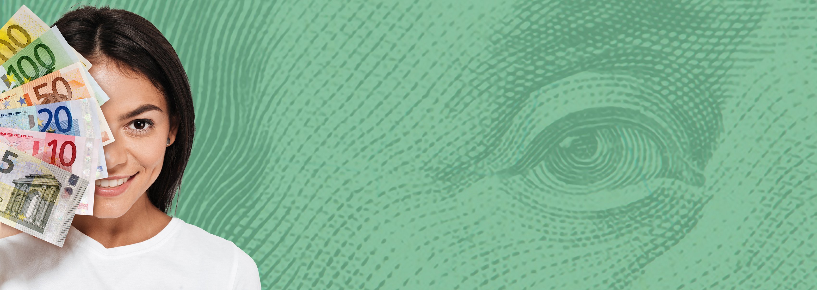 Eine junge Frau hält vor ihrem Gesicht Geldscheine