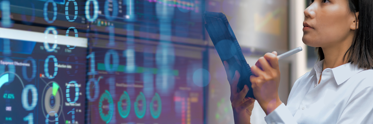 Eine Frau mit einem IPad vor einem großen Bildschirm.